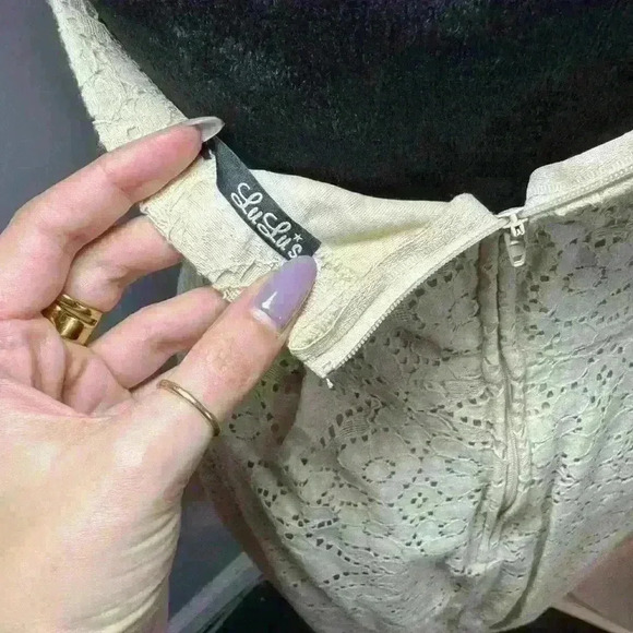 Lulu’s Cream Eyelit Strapless Dress with pads - size small - Picture 4 of 4